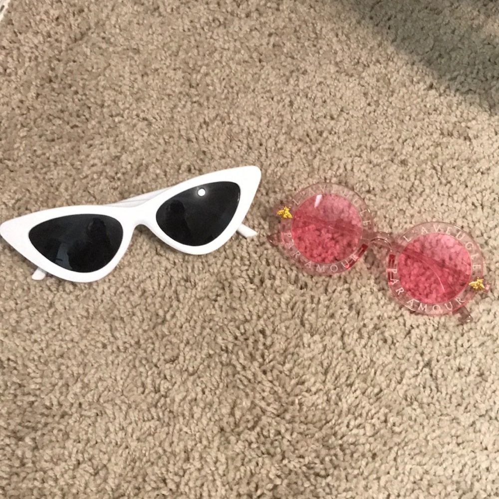 2 Pairs of sunglasses for the price of 1